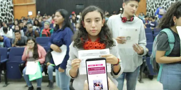 jovenes escribiendo el futuro beca