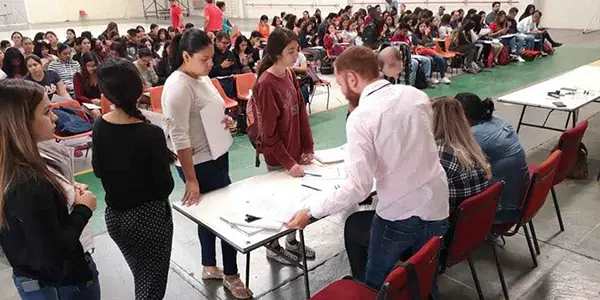 jóvenes escribiendo el futuro convocatoria