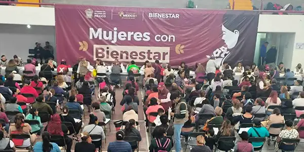 entrega de tarjetas mujeres con bienestar