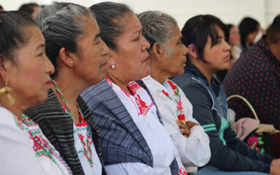 Entrega de créditos a mujeres jefas de familia