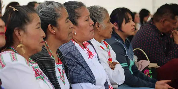 Entrega de créditos a mujeres jefas de familia