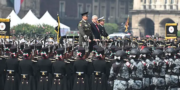 400 mil personas disfrutan Grito y Desfile en el Zócalo