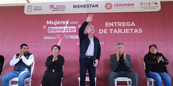 mujeres con bienestar entrega de tarjetas