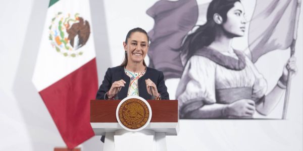 entrega tarjetas mujeres bienestar